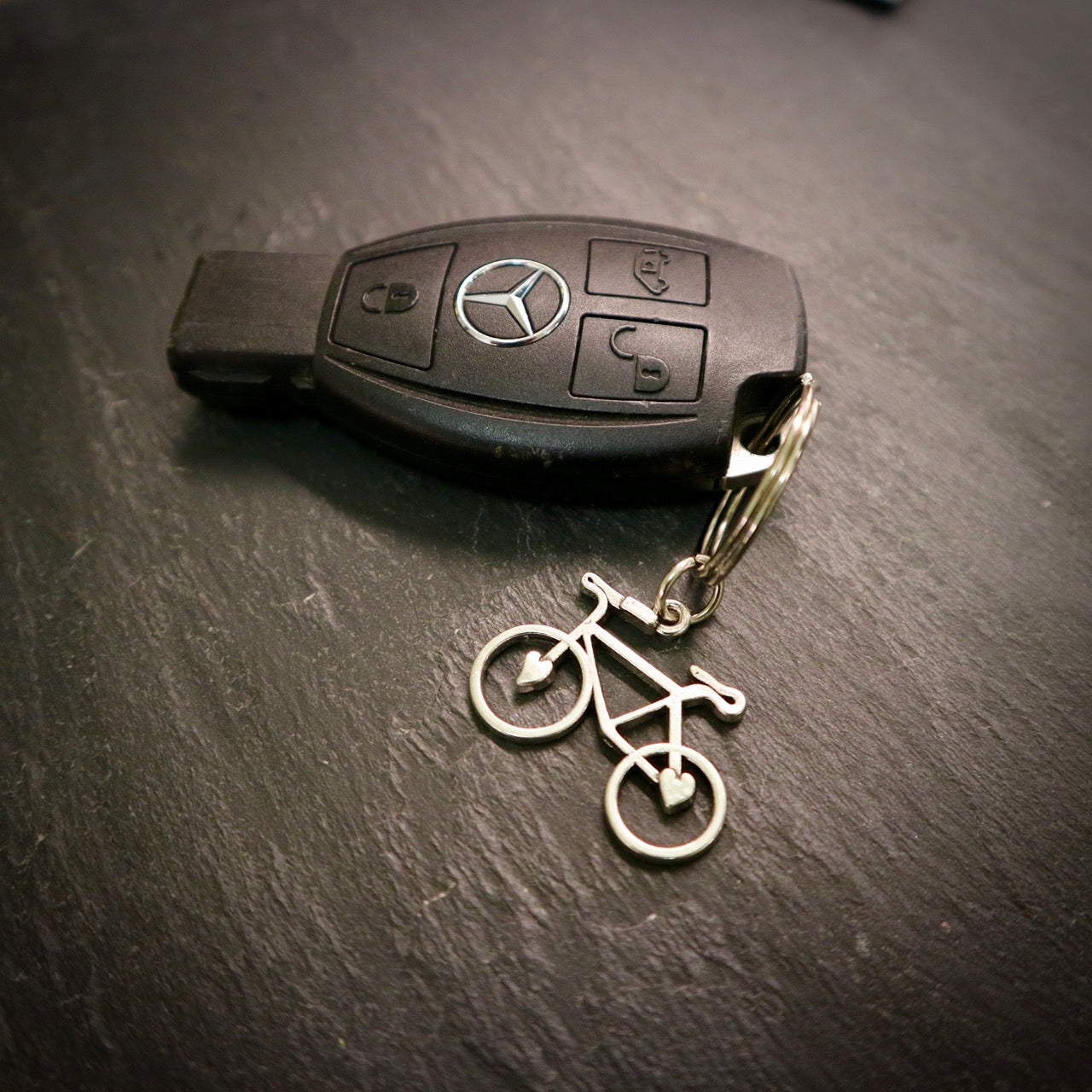 Exquisite Tibetan Silver Love Bike Keyring – A Unique and Elegant Gift for Cyclists and Bike Enthusiasts